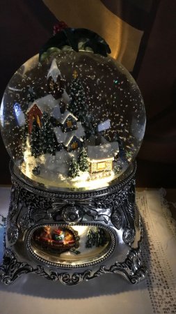 Снежный шар glassglobe  рождественская сказка скачать фон 1424 x 2532