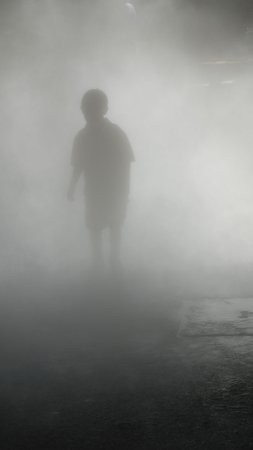 Человек в тумане скачать фон 2160 x 3840