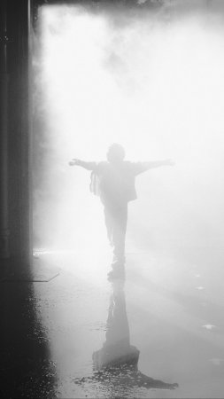 Силуэт в тумане скачать фон 2160 x 3840
