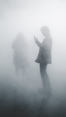 Люди в тумане скачать фон 1080 x 1920