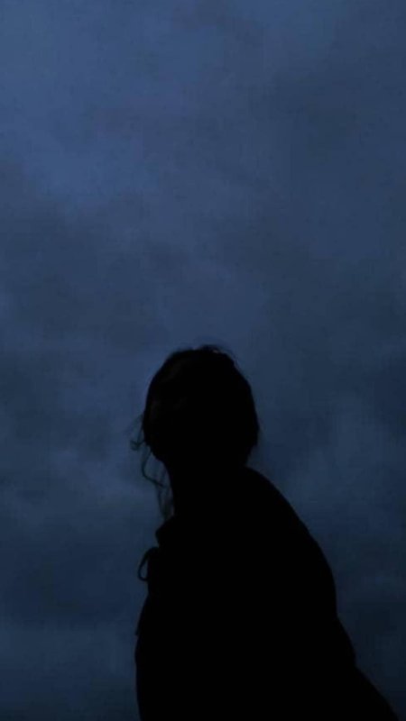 Силуэт девушки со спины в темноте скачать фон 1080 x 1920