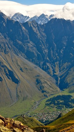 Горы грузии скачать фон 2160 x 3840