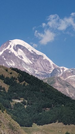 Гора казбек вид из владикавказа скачать фон 2160 x 3840