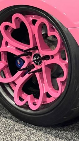Розовый автомобиль