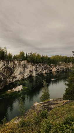 Горный парк рускеала мраморный каньон скачать фон 2160 x 3840