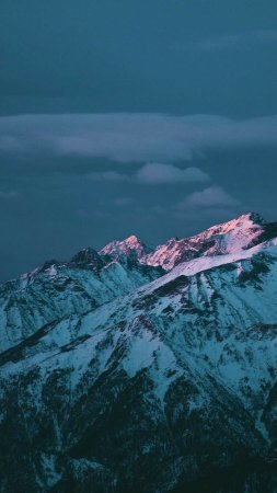 Горы заснеженные