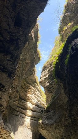 Салтинский подземный водопад в дагестане скачать фон 1080 x 1920