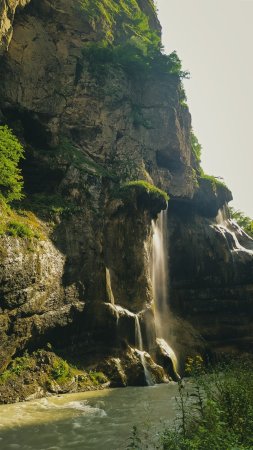 Чегемские водопады (верхняя балкария) скачать фон 1424 x 2532