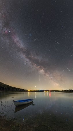 Метеоритный поток лириды