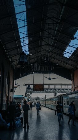 Railway station скачать фон 1424 x 2532