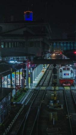 A train station скачать фон 1080 x 1920