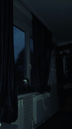 В темной комнате скачать фон 2160 x 3840