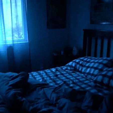 Blue hour aesthetic bedroom скачать фон 2048 x 2048