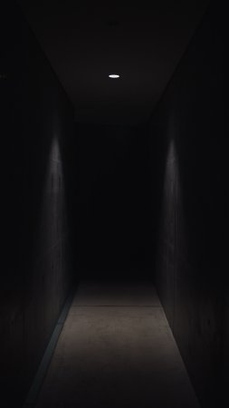 Мрачный коридор скачать фон 2160 x 3840