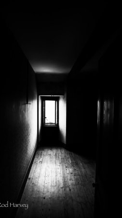 Creepy room скачать фон 1080 x 1920