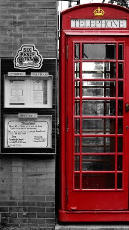 Red telephone booth скачать фон 1424 x 2532