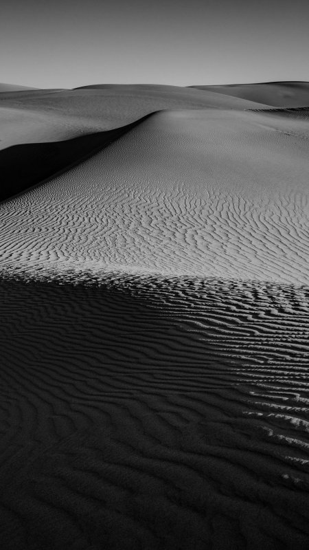 Sand dunes in the desert скачать фон 1080 x 1920